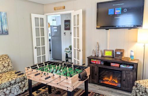 Lake Harmony Estates Casa | Harmony Cottage by AvantStay Lake Access Hot Tub Fire Pit Game Room