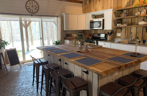 Marshall Casa | Harmony Hollow barndominium with hot tub near Sugar Creek