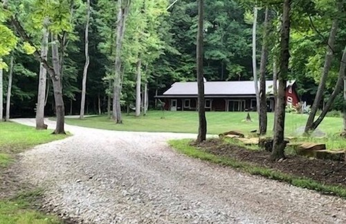 Marshall Casa | Harmony Hollow barndominium with hot tub near Sugar Creek