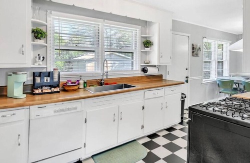 Dunean Casa | Harmony Lane~ Retro-Inspired Home 3 Mi to DT GVL!