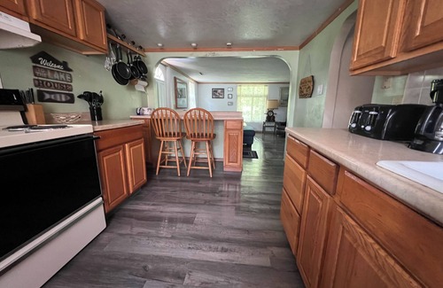 Ashtabula Cabaña | "Harrah’s Hideaway" Lake Shore Park 2brm Cottage.