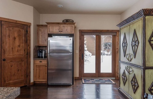 Victor Casa | Harris Hawk Cabin with AC and Hot Tub