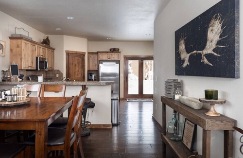 Victor Casa | Harris Hawk Cabin with AC and Hot Tub