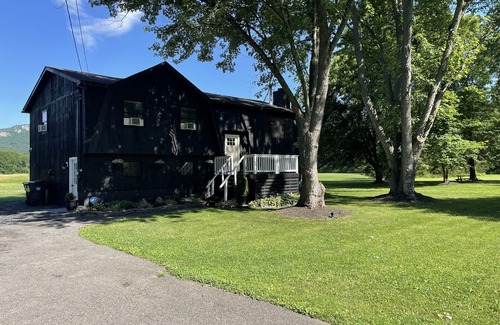 New Paltz Casa | Harrison Field en 10 acres, Pool Open Hudson Valley Retreat