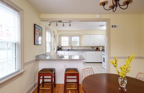 Harrisonburg Casa | Harrisonburg Home. Sleeps 6 + full kitchen + rec & yoga rooms! Walk to JMU.
