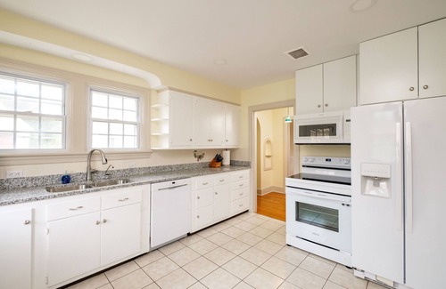 Harrisonburg Casa | Harrisonburg Home. Sleeps 6 + full kitchen + rec & yoga rooms! Walk to JMU.