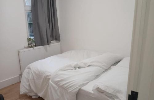 Marlborough Casa | Harrow Haven - Sleeps 5 & Free parking