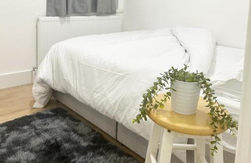 Marlborough Casa | Harrow Haven - Sleeps 5 & Free parking