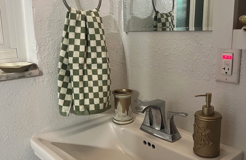 East County Civic Group Apartamento | Harry Potter Room of Requirement Cozy 1-bedroom private apartment patio, kitchen