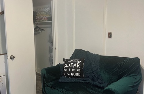 East County Civic Group Apartamento | Harry Potter Room of Requirement Cozy 1-bedroom private apartment patio, kitchen