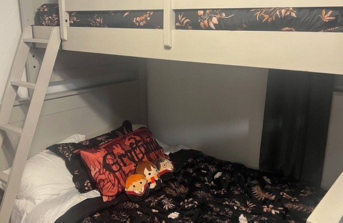 East County Civic Group Apartamento | Harry Potter Room of Requirement Cozy 1-bedroom private apartment patio, kitchen