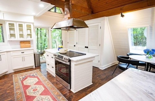 Oxford Casa | Hart A-Frame ❤️ Treehouse Cottage in the Woods, 1.6 Miles to Oxford Square!