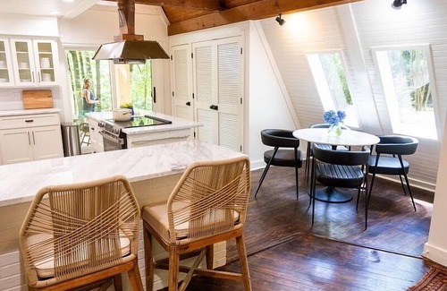 Oxford Casa | Hart A-Frame ❤️ Treehouse Cottage in the Woods, 1.6 Miles to Oxford Square!