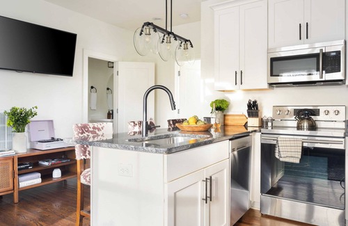 South Nashville Casa | Hart Suite 1 by Avantstay Gorgeous Town House w/ Modern Amenities in Nashville!