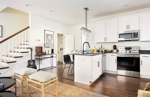 Chestnut Hill Cabaña | Hart Suite 8 by Avantstay Gorgeous Town House w/ Modern Amenities in Nashville!