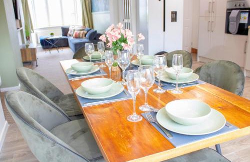 Olton Casa | Harvard House, Stylish 3 Bedroom House in Solihull 5 mins to the NEC, BHX ,JLR with free parking