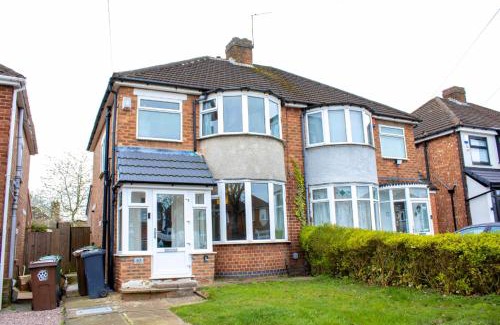 Olton Casa | Harvard House, Stylish 3 Bedroom House in Solihull 5 mins to the NEC, BHX ,JLR with free parking