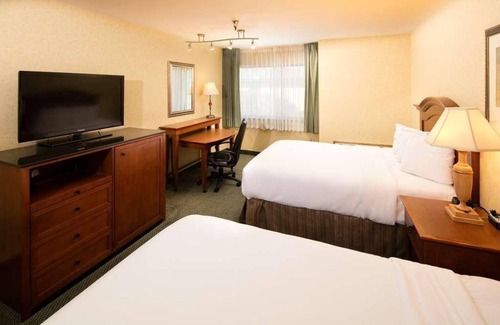 Wenatchee Hotel | Hassle-free Stay! 2 Pet-friendly Units, Swimming Pool, Free Parking!