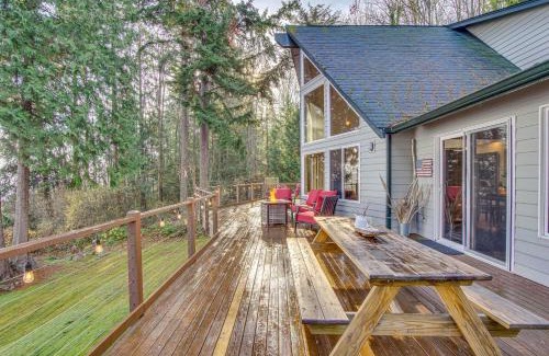 Everett Casa | Hat Island Home with Stunning View and Wraparound Deck
