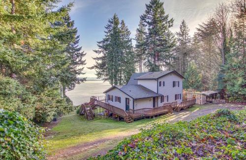 Everett Casa | Hat Island Home with Stunning View and Wraparound Deck