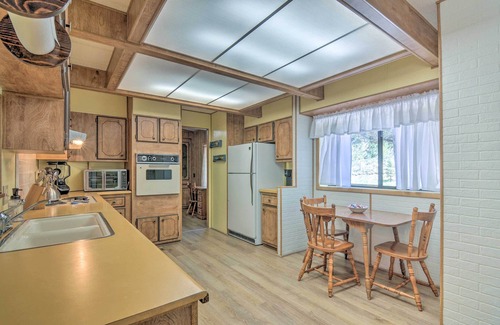 Mammoth Creek Cabina | Hatch Retreat w/ Deck, Grill & Creek Access!
