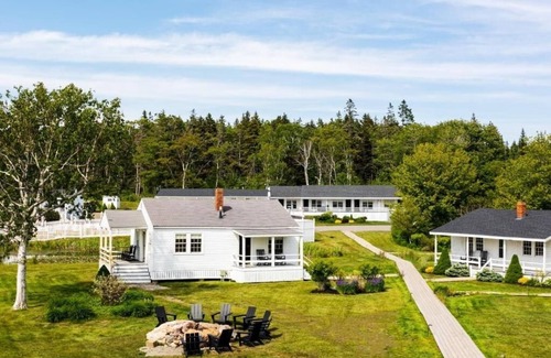 Ocean Point Casa | Hatchard House Two-Bedroom Suite | Bluebird Ocean Point Inn | Private Beach