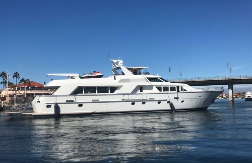 Pebble Beach Alquiler De Eote | Hatteras 113 Yacht - Viajando por la costa de California