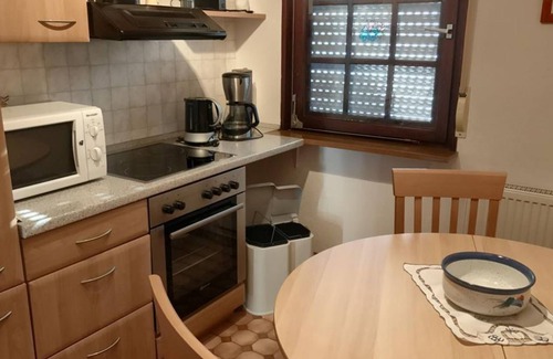 Erlenbach bei Dahn Apartamento | Haus Doris (vista al castillo), Weis - apartamento / apartamento, ducha, inodoro, balcón