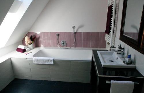 Heek Apartamento | Haus Keppelborg: ZI Antonia mit Kirchplatzblick