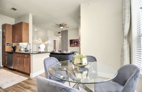 South Main Apartamento | Haus of Blush. Near NRG. FREE Shuttle to TX Med Center