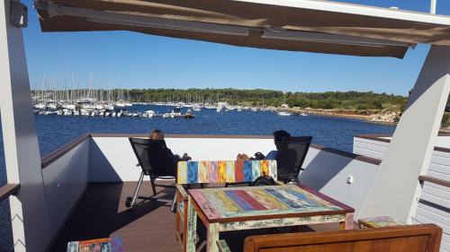 Vintijan Alquiler De Eote | Hausboot Pula - Floating House Water Lily