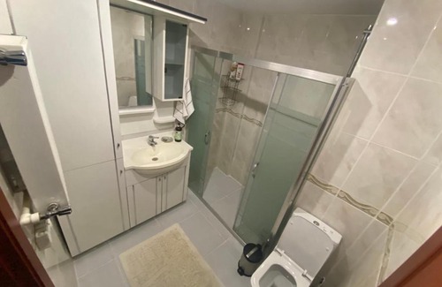 Arnavutkoy District Casa | Havalimanına çok yakın bahçeli villada oda