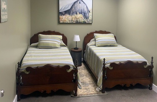 Elgin Cabina | Have a group and looking for places to stay near Windrock?