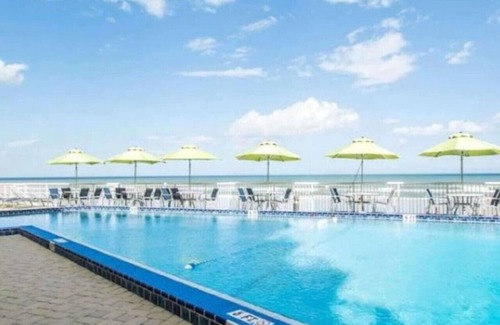 Daytona Beach Shores Condominio | Have family fun in the sun at Daytona Beach in this resort 2BD condo