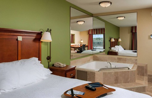 Thomaston Casa | Haven for a Lover's Getaway! Free Breakfast