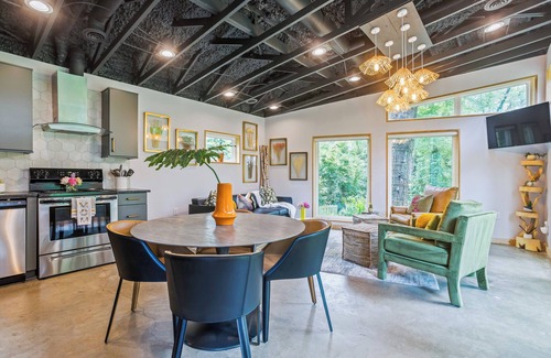 Forest Hills Casa | Haven: Intimate Treehouse on the Ground