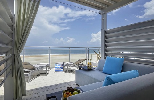 East Daytona Hotel | Haven of Indulgent Relaxation! 3 Convenient Units w/ City View, Outdoor Pool