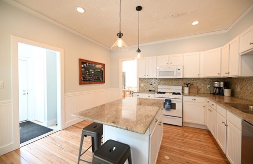 Grand Haven Casa | Downtown Charmer - 4bdr / 3BA - 1 cuadra de Shopping & Dining