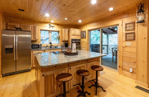 Tuckasegee Cabina | Cabina maestra con cascada privada y roca deslizante