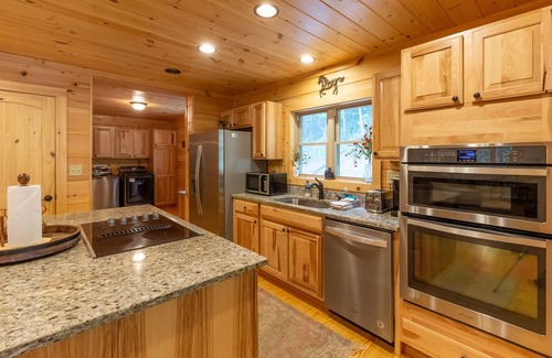 Tuckasegee Cabina | Cabina maestra con cascada privada y roca deslizante