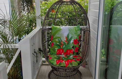 Hilo Cabaña | Hilo Town ~ CASA DE JARDÍN Botánico GATEADO ultra privado con estanque Koi