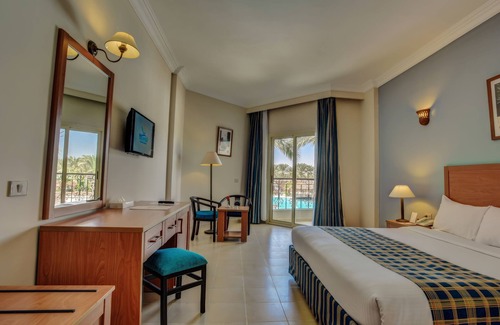 Al Ahyaa Hotel | Hawaii Riviera Aqua Park Resort - Caters to Couples