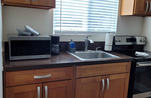 Makaha Apartamento | Hawaii Studio directly across the street from the Ocean in the west side!