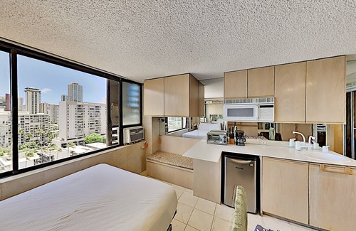 McCully - Moiliili Condominio | Hawaiian Monarch 1607 Condo by RedAwning