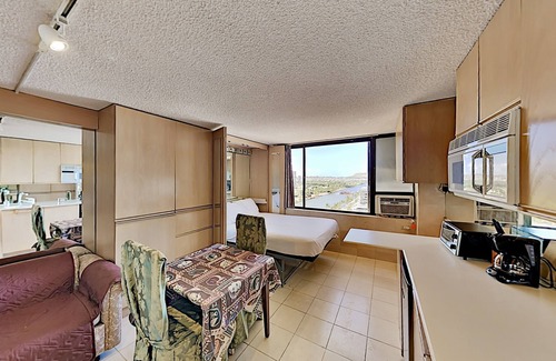 McCully - Moiliili Condominio | Hawaiian Monarch 1607 Condo by RedAwning