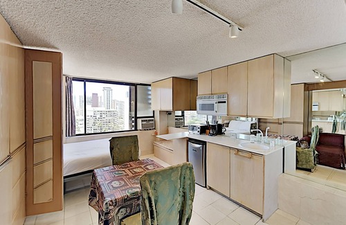 McCully - Moiliili Condominio | Hawaiian Monarch 1607 Condo by RedAwning