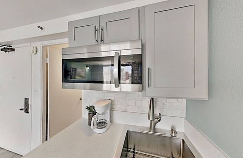 McCully - Moiliili Condominio | Hawaiian Monarch 2010 Condo by RedAwning