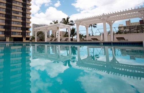 McCully - Moiliili Condominio | Hawaiian Monarch 2010 Condo by RedAwning