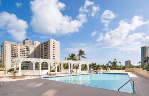 McCully - Moiliili Condominio | Hawaiian Monarch 2010 Condo by RedAwning