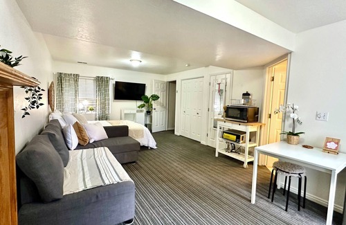 Provo Casa | Hawaiian Sunshine 1-bedroom house in welcoming Provo with AC, WiFi